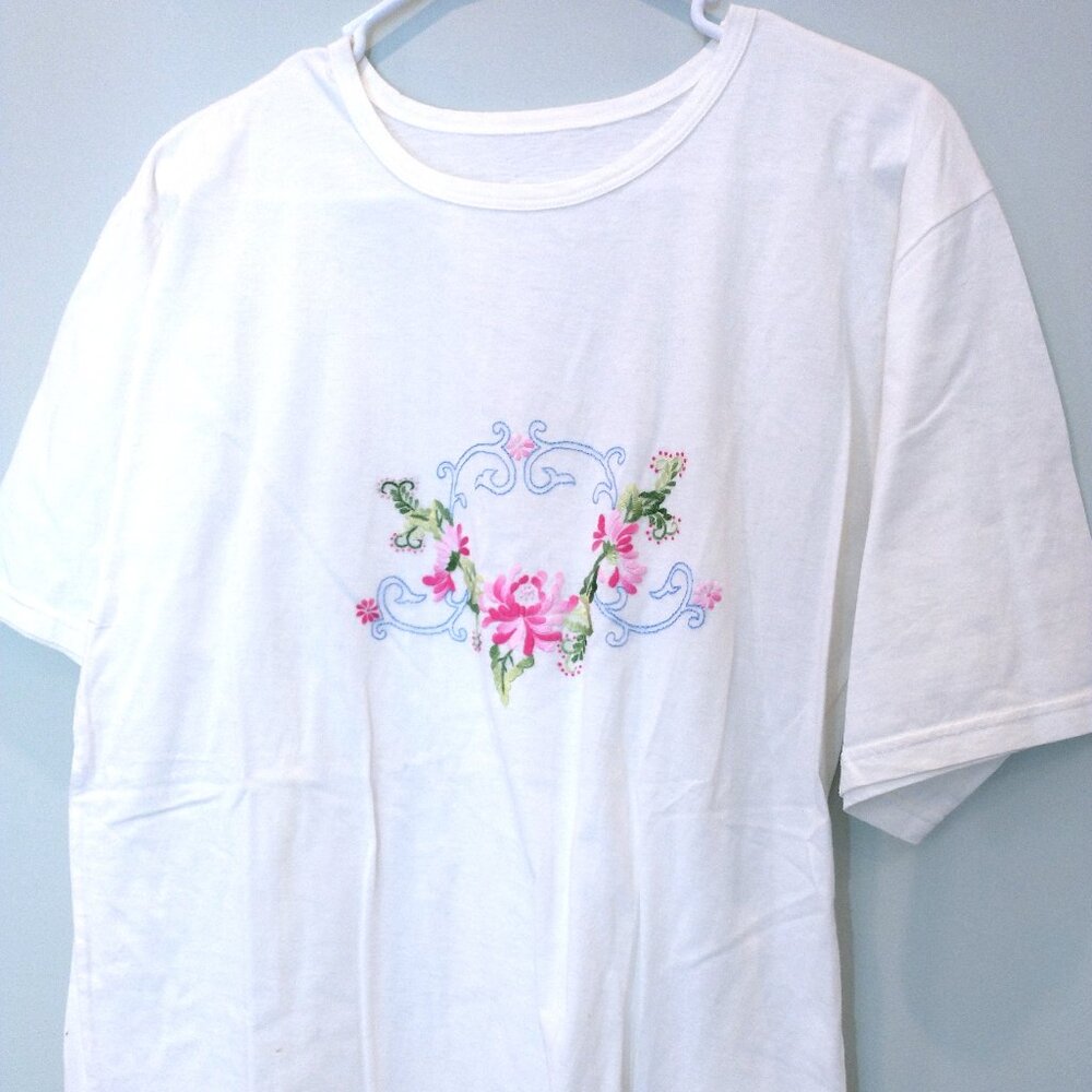 NWOT Vintage Hand Embroidered T-Shirt Size L
